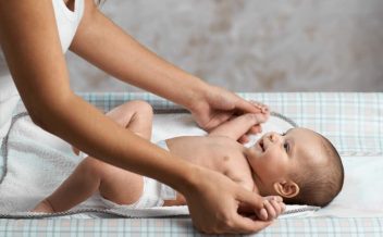 dicas de shantala para aliviar cólicas do bebê e acalmá-los